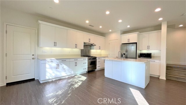 Building Photo - 155 Excursion