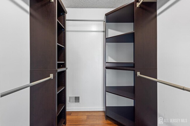 Building Photo - 454 Northam Dr