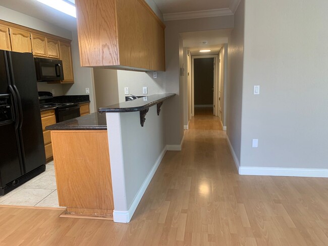 Building Photo - 3bed 2bath available in Rosemont! Pet frie...