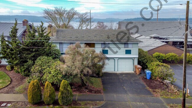 Building Photo - 4 bedroom 2.5 bathroom Home