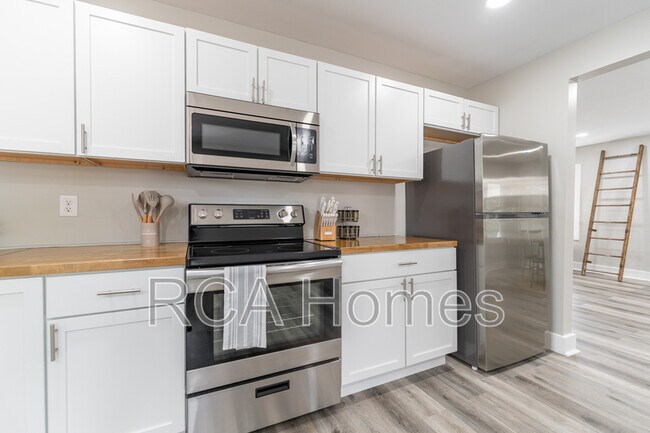 Building Photo - 537 N Sheffield Ave