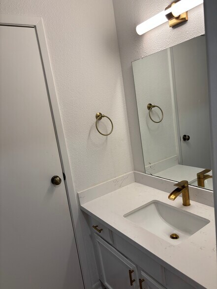 Vanity in upstairs bathroom - 1914 Harbour Dr