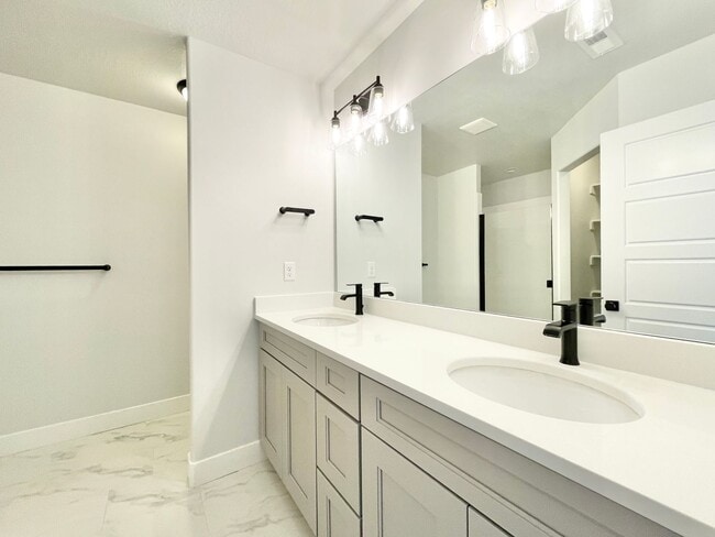 Building Photo - Beautiful Poolside Townhome at Mountain Ridge!