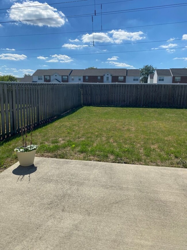 Building Photo - 3 Bedroom House and Fenced in Yard Availab...