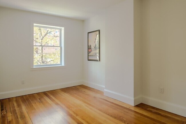 Building Photo - 15 Colbourne Crescent