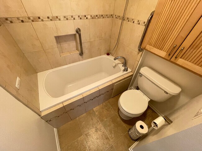 Master Bathroom w/ Spa Tub - 3029 Harbor Blvd