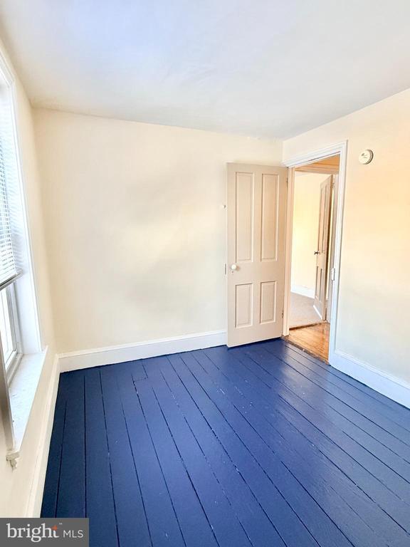 Building Photo - 327 Main St