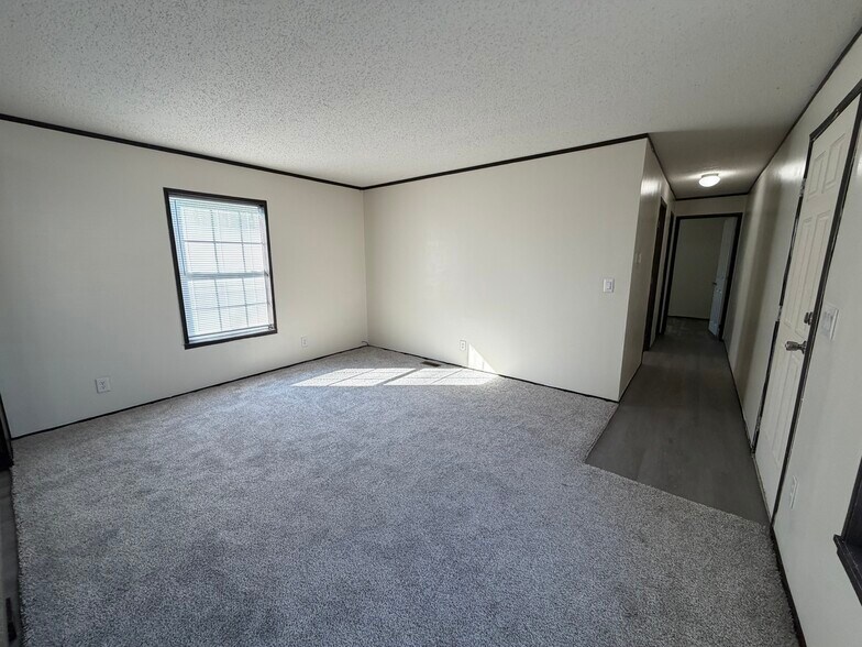 Building Photo - 2331 Wellington Green Dr