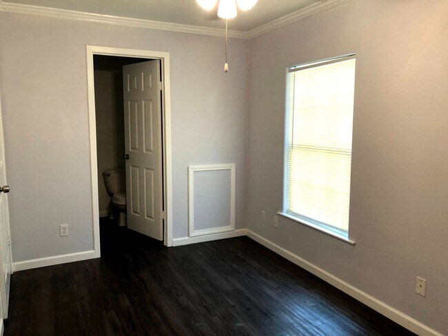 Building Photo - 146 Varsity Cir