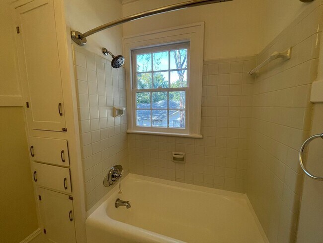Building Photo - Updated 3/2 House in Old East Rome $2,295