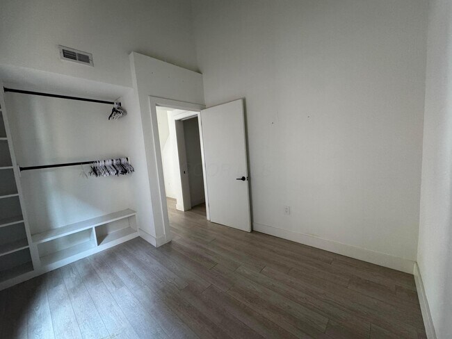 Building Photo - 973 E Broad St