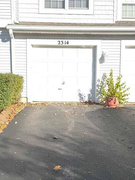 Building Photo - 2314 Woodside Dr