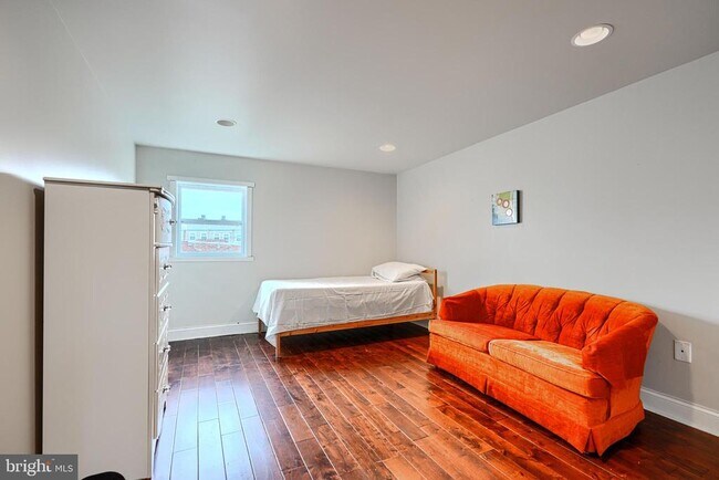 Building Photo - 1730 E Chase St