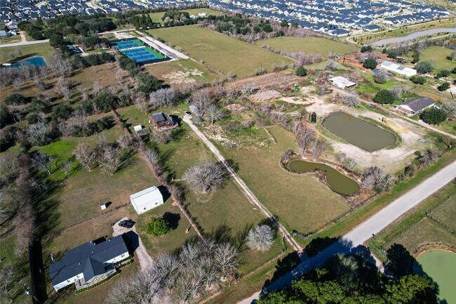 Building Photo - 6250 N Mallard Dr