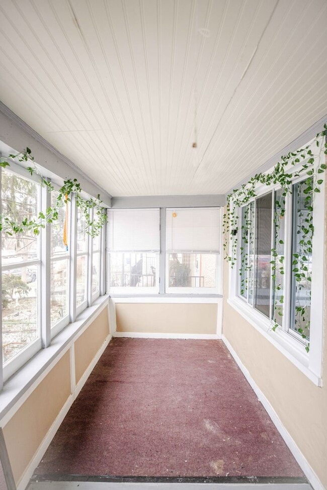 Building Photo - Cute three bedroom home in East Toledo!