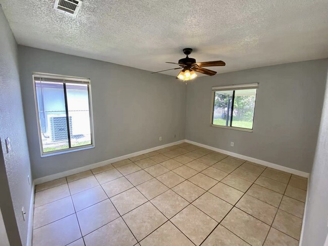 Building Photo - 135 Coralwood Cir