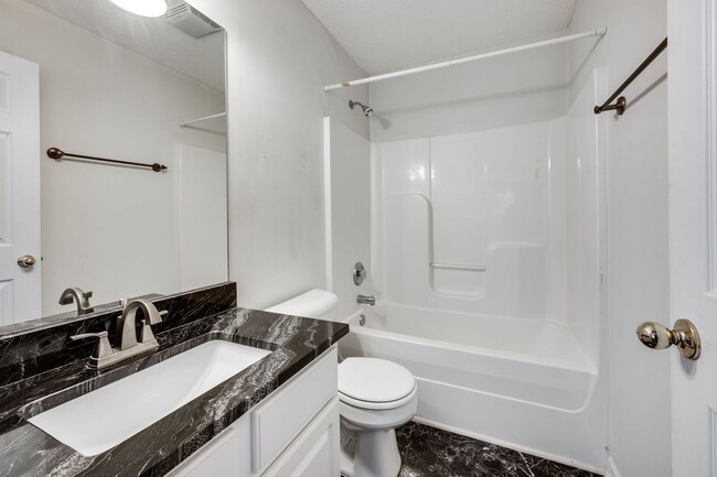 Building Photo - Renovated Townhome in Convenient Nashville...