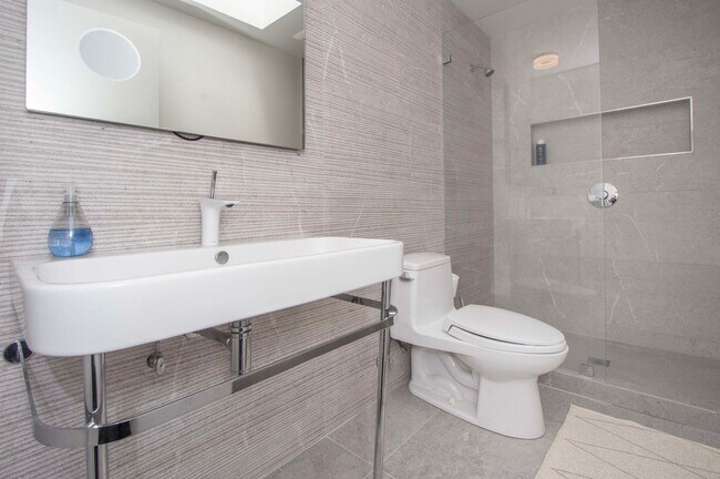 Building Photo - Stunning 4Bed/2.5ba Condo in Pacific Heights