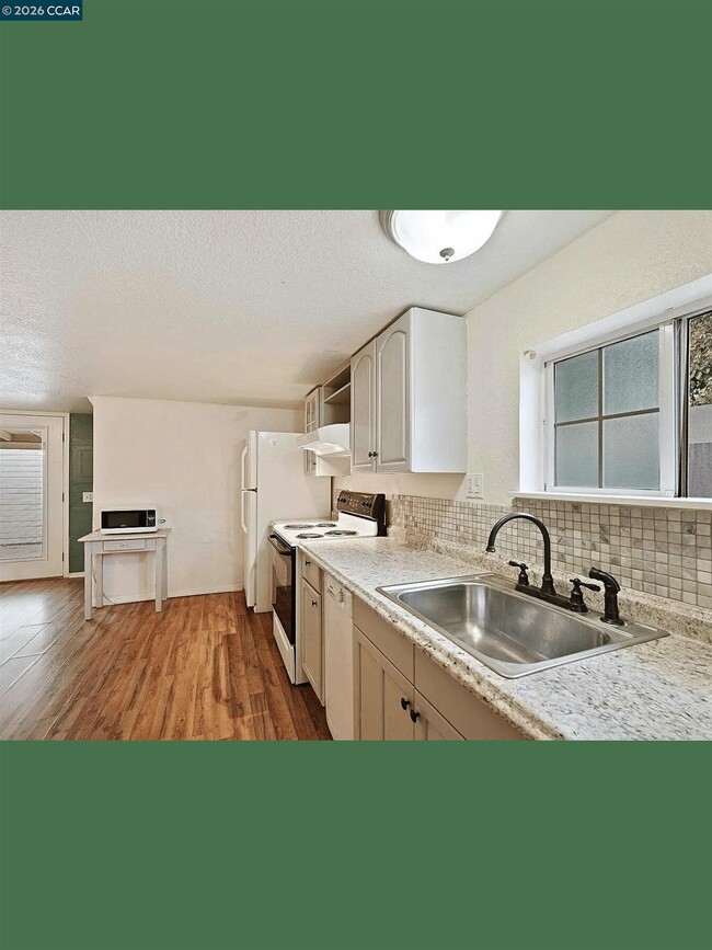 Building Photo - 326 1/2-E 1/2 Locust St