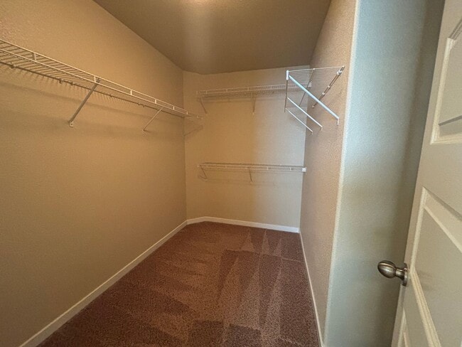 Building Photo - 5 Bedroom, 3 Bathroom Single-Family Home w...