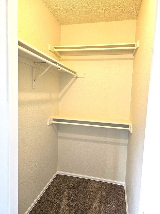 Building Photo - 2 Bedroom Home with Large Yard - Close to Waneka Lake Park