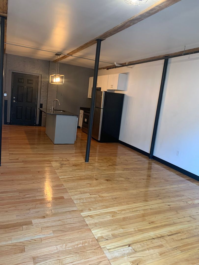 Building Photo - 548 Roosevelt Ave