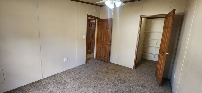 Building Photo - Spacious 3 Bedroom, 2.5 bathroom home with detached garage!