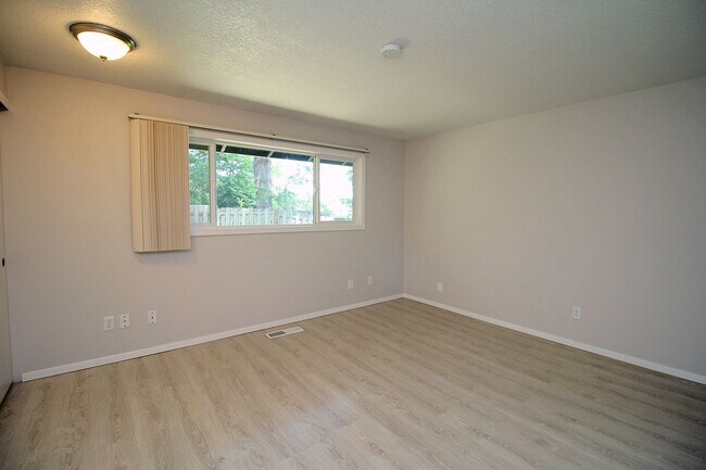 Building Photo - Freshly Remodeled Sprawling 3 Bed, 2 Bath ...