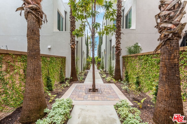 Building Photo - 5547 Palm Dr