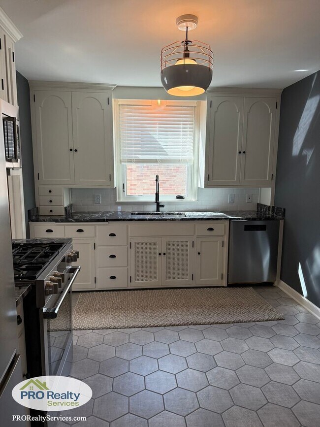 Building Photo - 2 Bedroom **$1,000 off 1 Month's Rent with...