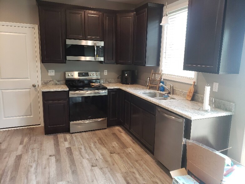Building Photo - 1208 Gemstone Pointe Dr