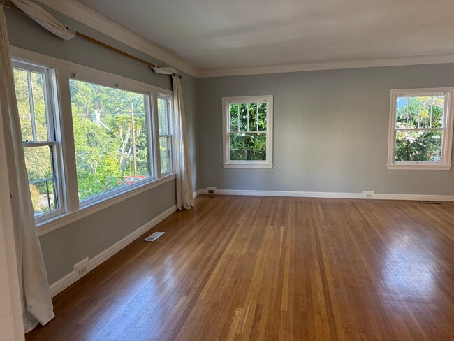 Building Photo - 102 Oakmont Ave