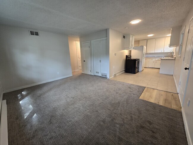 Building Photo - 3325 S Fern St