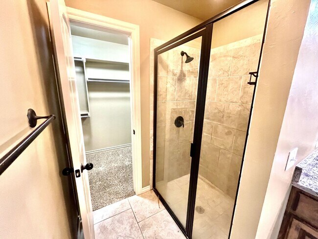 Building Photo - For Rent: 4 Bed | 2 Bath | Spacious Yard |...