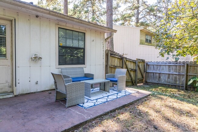 Building Photo - Renovated 2-Bedroom 2-Bathroom Townhome w/...