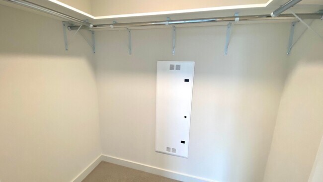 Building Photo - Available NOW - AE'O 1 BED 1 BATH w/ 1 COV...