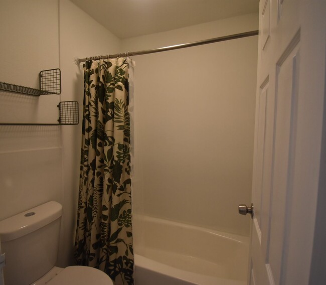 Building Photo - 1 Bedroom/1 Bathroom Ground floor Condo at...