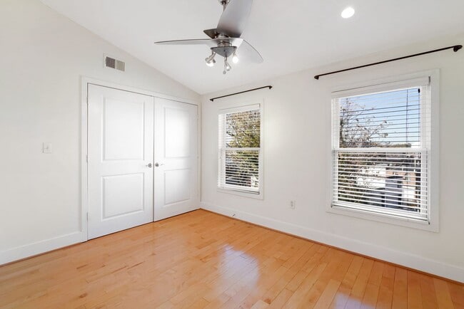 Building Photo - Available Now! Updated 2 Bedroom 2 1/2 Bathroom Condo! Parking Included!