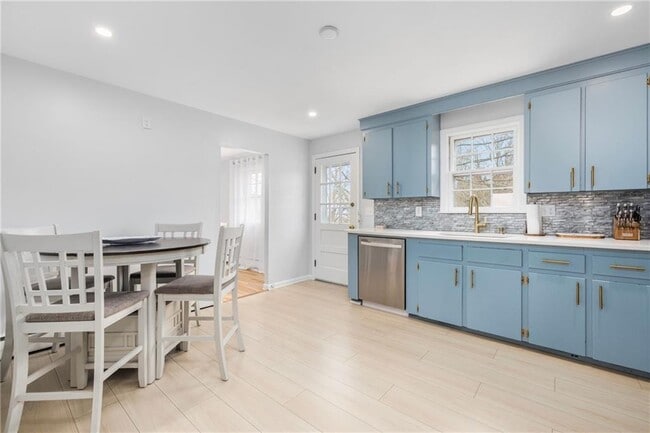 Building Photo - 384 Valley Rd