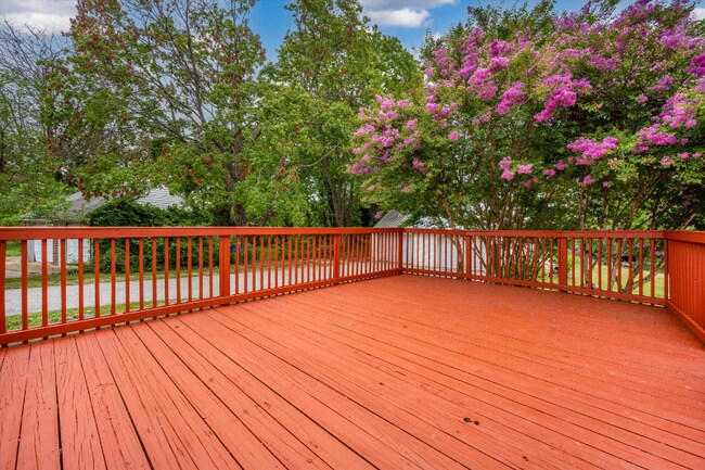 Building Photo - 628 Ingleside Ave