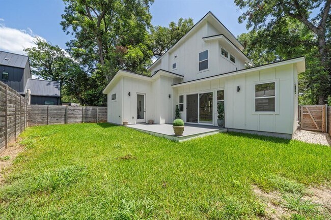 Building Photo - 2609 Willow St