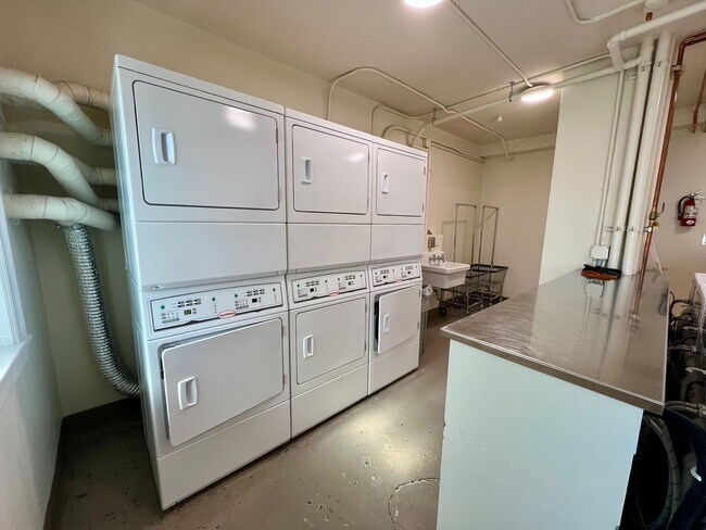 Building Photo - Historic Studio in Prime Alphabet District Location! Move in Special!