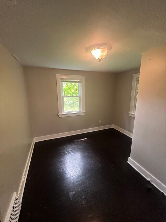 Building Photo - Section 8 Welcomed! 3 br / 1 ba Home for Rent