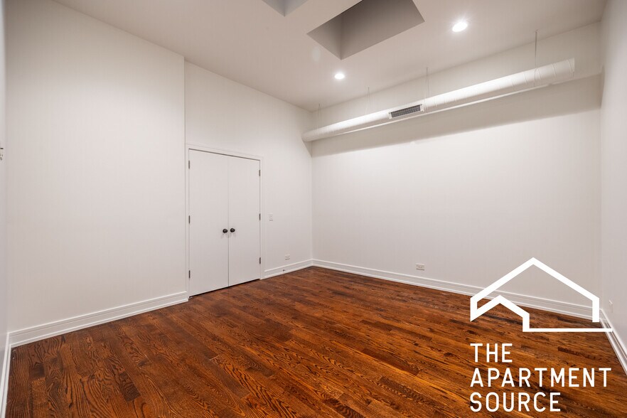 Building Photo - 2500 W Chicago Ave