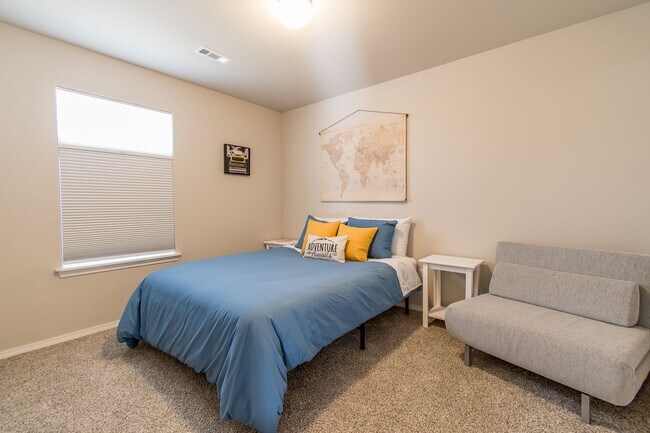 Building Photo - Well-Kept 4-bedroom 2 bath Home in Lowell! GREAT Location!