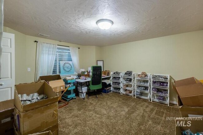 Building Photo - 6145 N Bellecreek Ave