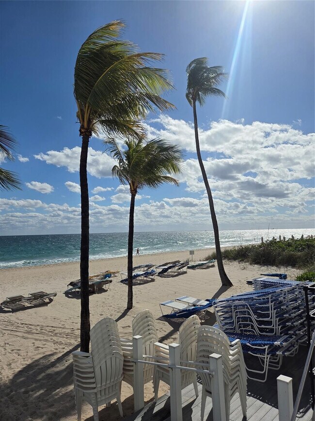 Building Photo - 2530 NE 9th St