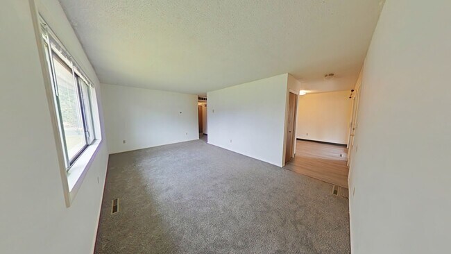 Building Photo - Spacious and charming conveniently located...