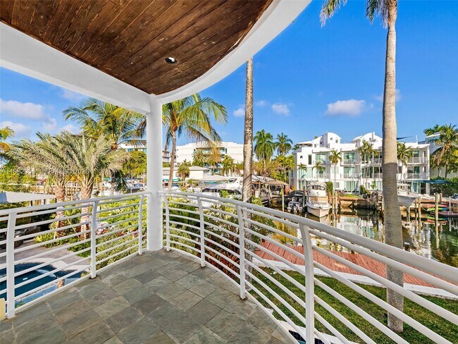 Building Photo - 450 Victoria Terrace