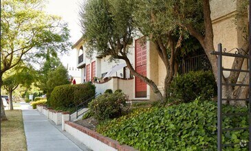 Building Photo - Amazing Spacious 2 Bedroom Condo in the He...